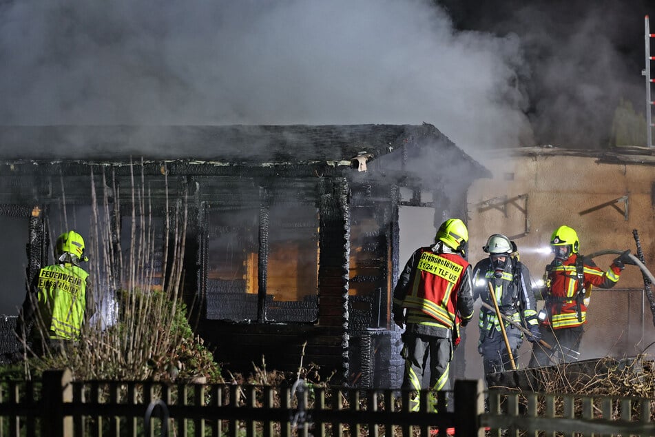 Feuerwehreinsatz am Sonntagabend in Glauchau: Schon wieder stand eine Gartenlaube in Flammen, schon wieder musste die Feuerwehr mit einem Großangebot anrücken.