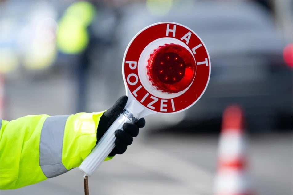 Als die Beamten den Autofahrer überprüfen wollten, fuhr dieser davon. (Symbolbild)