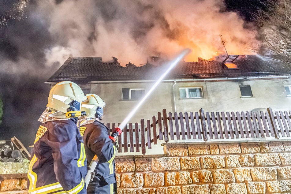 Seit circa 4 Uhr waren dutzende Kameraden der Feuerwehr im Einsatz, um das Feuer zu löschen.