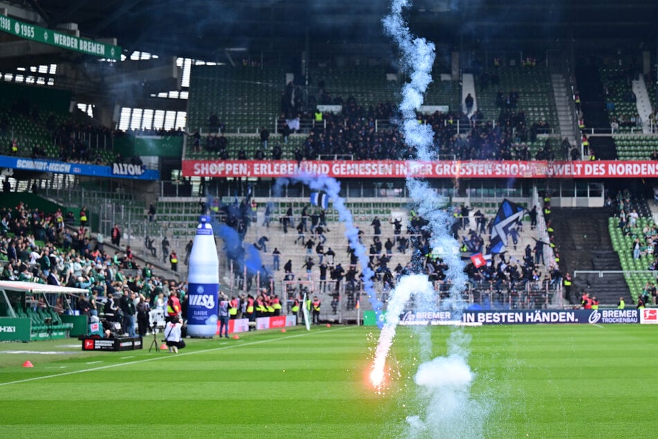 Leuchtraketen aus dem HSV-Block haben für eine Unterbrechung der DAZN-Übertragung gesorgt.