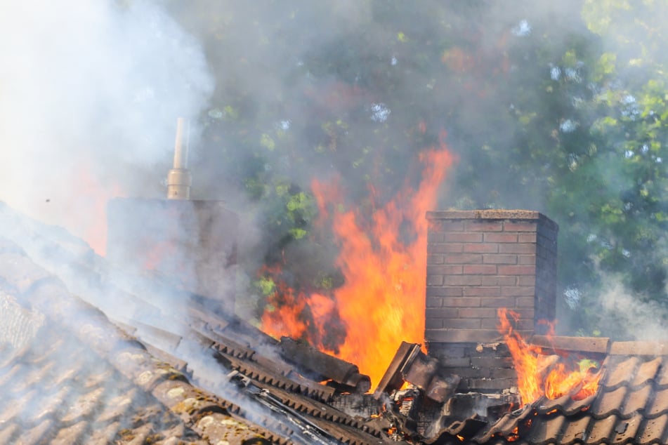 Die Flammen breiteten sich rasend schnell auf den Dachstuhl des Einfamilienhauses aus.