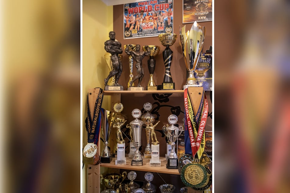 Für seine Pokale und Medaillen benötigt der Neukirchner Sportler ein ganzes Regal.