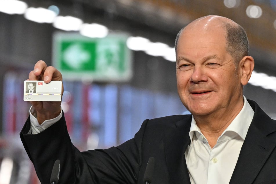 Zur Eröffnung bekam auch Bundeskanzler Olaf Scholz (65, SPD) einen eigenen Mitarbeiterausweis ausgestellt.