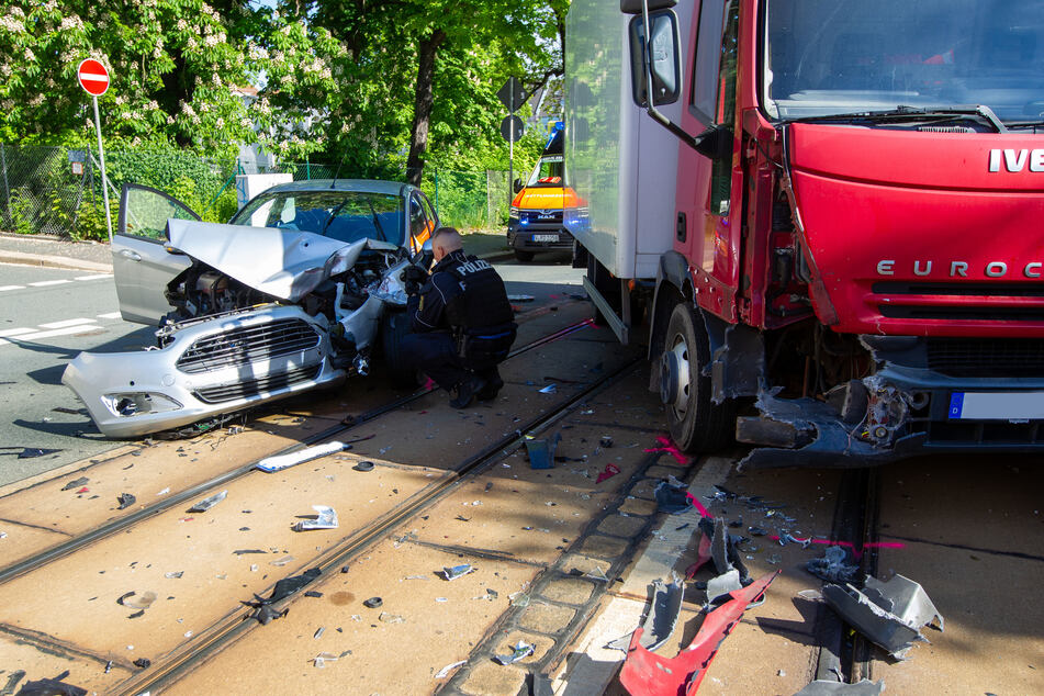 Schwerer Crash in Plauen: Auto kracht in Laster