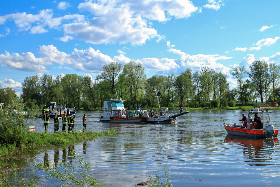 Die Fähre "Altaha" trieb am Freitagnachmittag nach einem Defekt die Donau hinab.