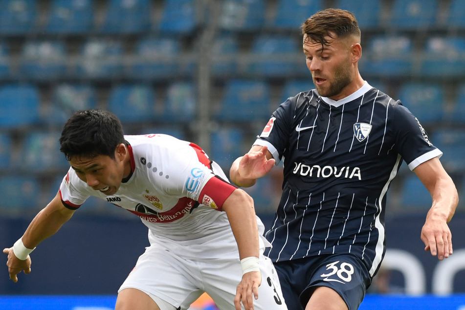 Eduard Löwen (24/r.) im Zweikampf mit Stuttgarts Wataru Endo (28/l.). In Bochum hofft die Hertha-Leihgabe auf mehr Spielzeit als zuletzt in Berlin.