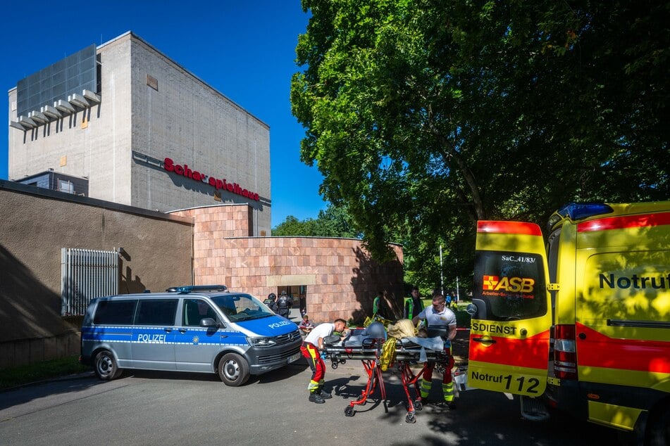 Die Polizei probte am Dienstag gemeinsam mit dem Rettungsdienst am und im Schauspielhaus den Ernstfall.