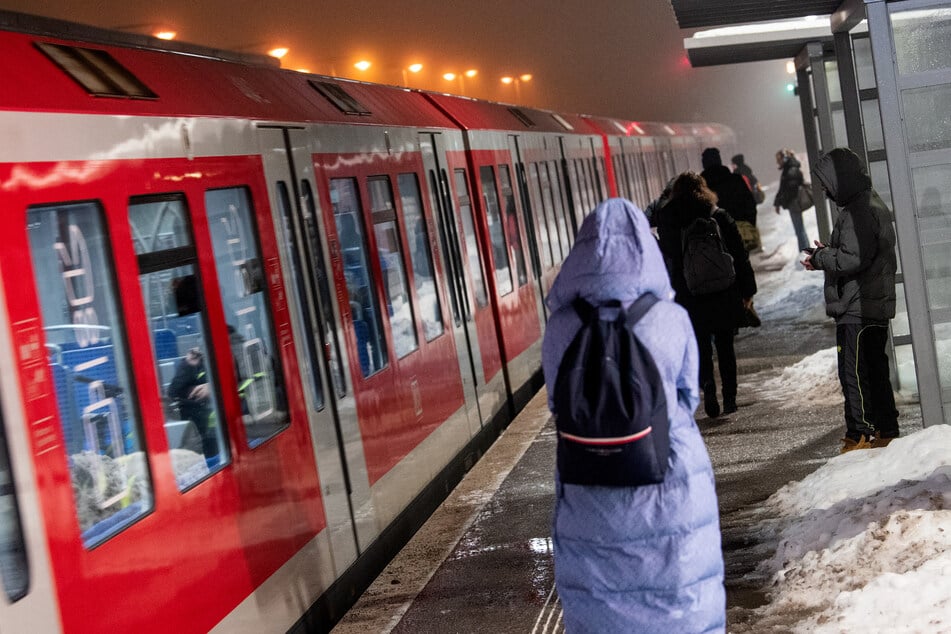 Nebel und überfrierende Nässe: Fahrgäste müssen weiterhin mit Einschränkungen im S-Bahnverkehr rechnen.