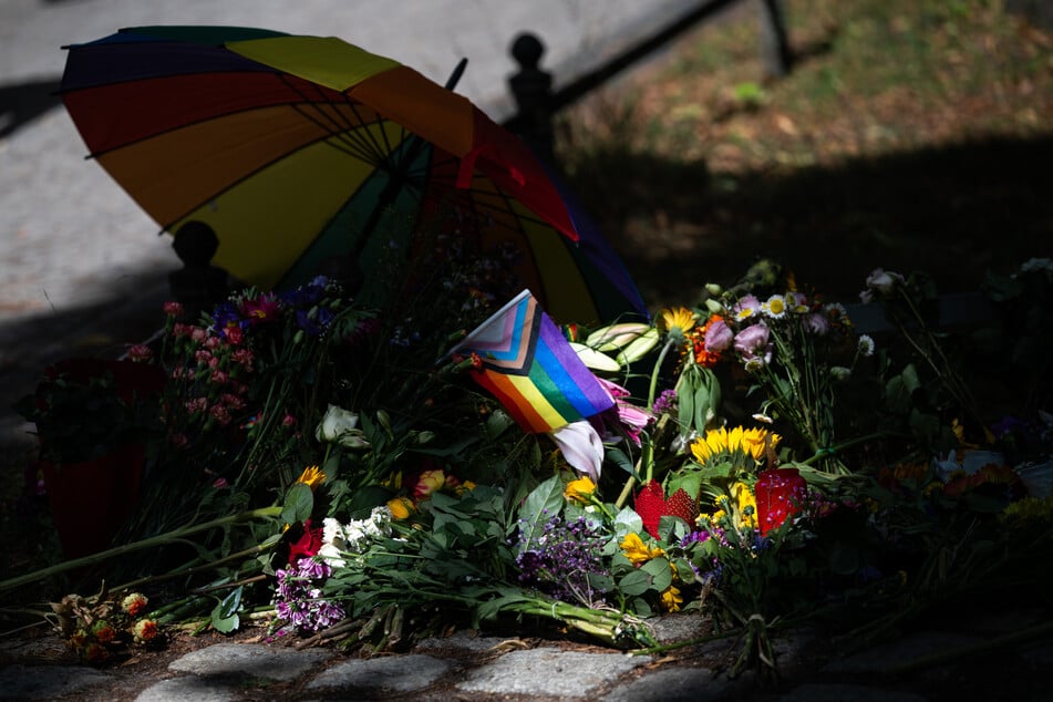 Bei einem Anschlag auf den Berliner CSD kam eine Person ums Leben, über 30 wurden verletzt.