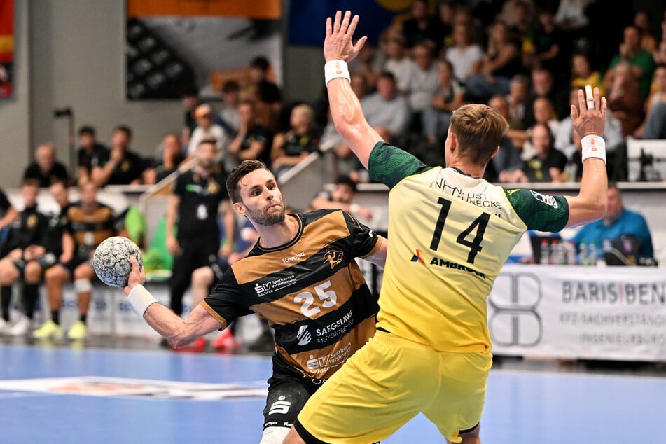 Kapitän Sebastian Greß (30, l.) übernahm in der Schlusssekunde die Verantwortung - und traf zum zweiten Saisonsieg für den HC Elbflorenz.