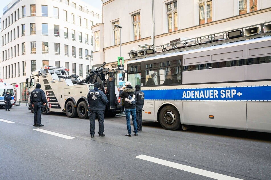 Hier ist der Stör-Bus auf dem Weg zur CDU-Parteizentrale in Berlin zu sehen.