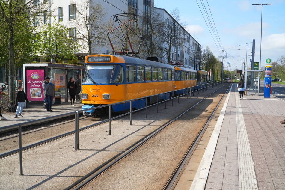 Die Szenen spielten sich Montagabend an der Straßenbahnhaltestelle Schönauer Ring ab. (Archivbild)