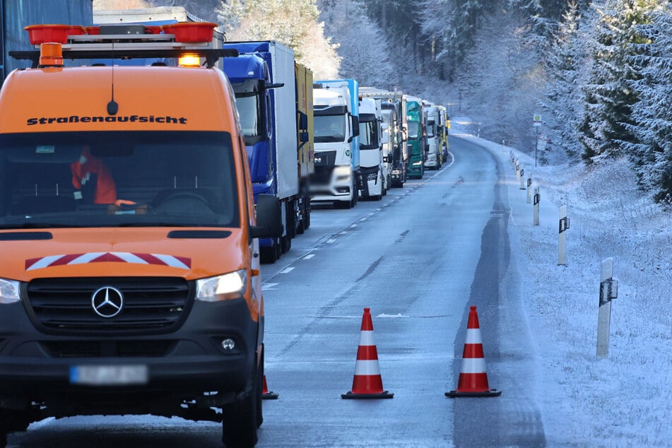 Die B174 musste voll gesperrt werden.