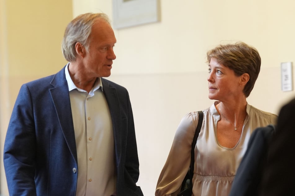 Gerhard Delling (66), ehemaliger Fernsehmoderator und Sportjournalist, und Christina Block (52), deutsche Gastronomin und Unternehmerin, kommen zum Prozess wegen mutmaßlicher Kindesentführung im Landgericht Hamburg.