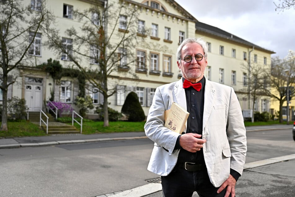Michael Schleinitz (69) vor dem Schwanenhaus, das sein Ururgroßvater erbaut hat.