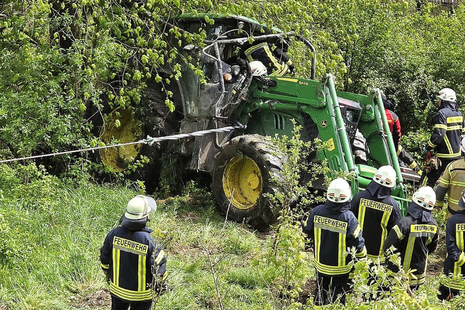 Horror-Unfall bei Forstarbeiten: Traktor stürzt rund 40 Meter in die Tiefe