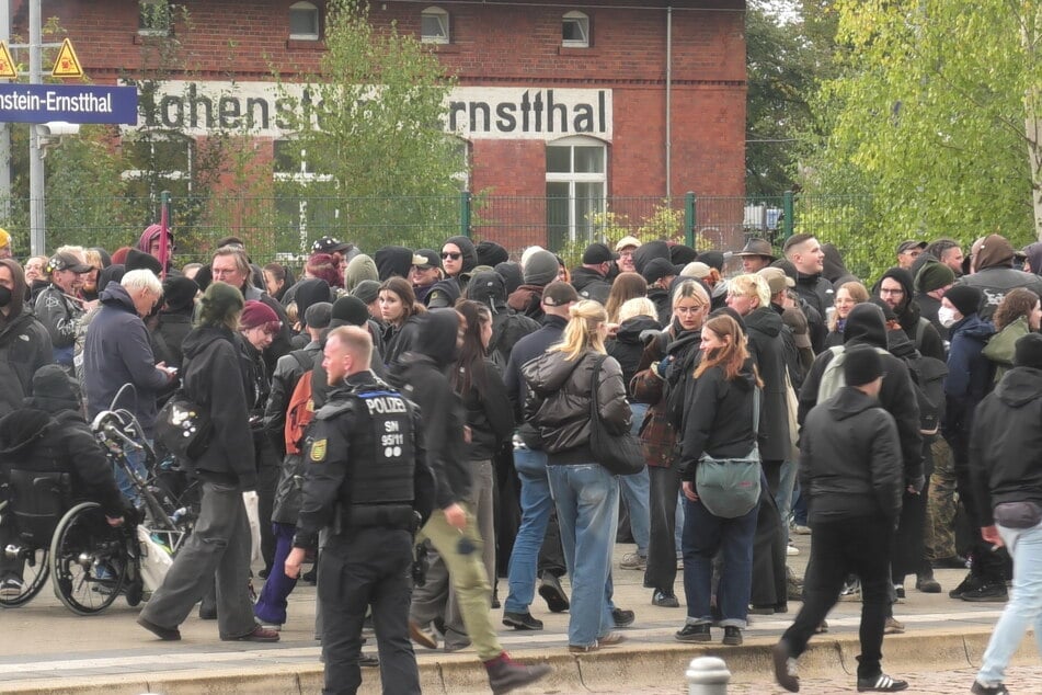 Beide Demonstrationen fanden ihren Abschluss am Bahnhof.