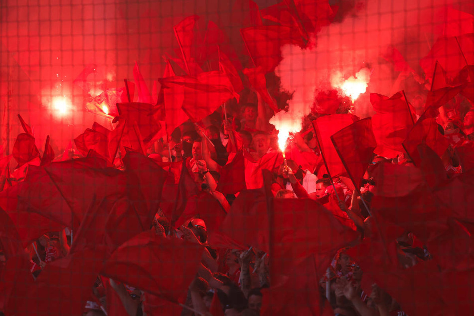 Die Union-Fans zünden mit Beginn der zweiten Halbzeit Bengalos im Fanblock.