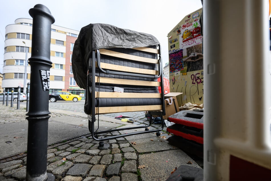 Sperrmüll am Straßenrand, alte Reifen in Waldstücken: Die Kommunen in Sachsen haben mit Müllablagerungen zu kämpfen. Die Entsorgungskosten summieren sich.