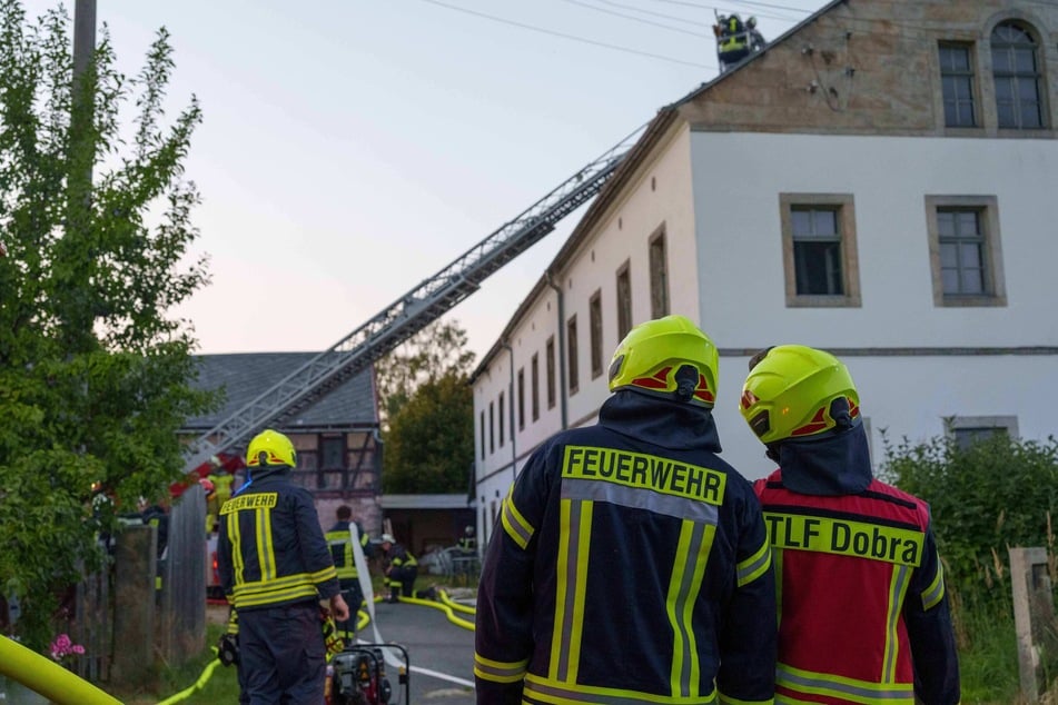 Die Feuerwehr war am Mittwoch wegen eines Schwelbrands in einem Helmsdorfer Dreiseitenhof gefordert.