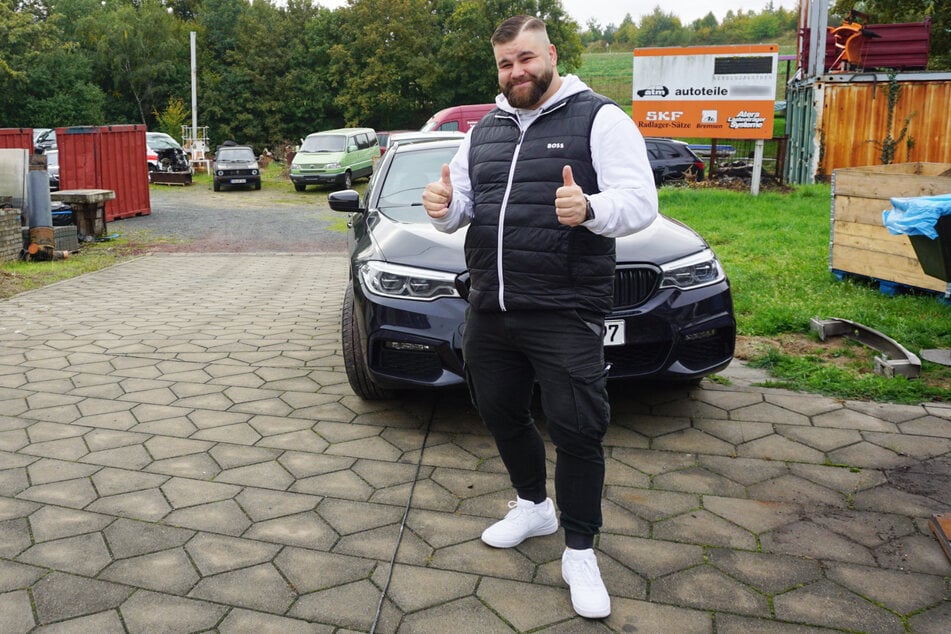 Hauptberuflich besitzt Eric Hauschild (27) einen Autohandel in Heidenau.