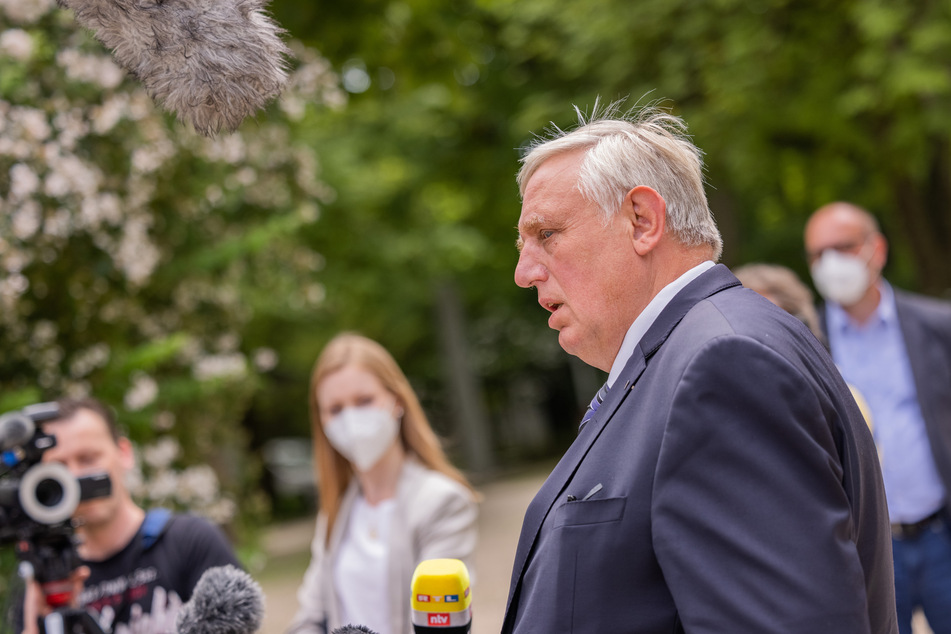 NRW-Gesundheitsminister Karl-Josef Laumann (CDU) hat angekündigt, wie es mit den Impfzentren im Land weitergehen soll.