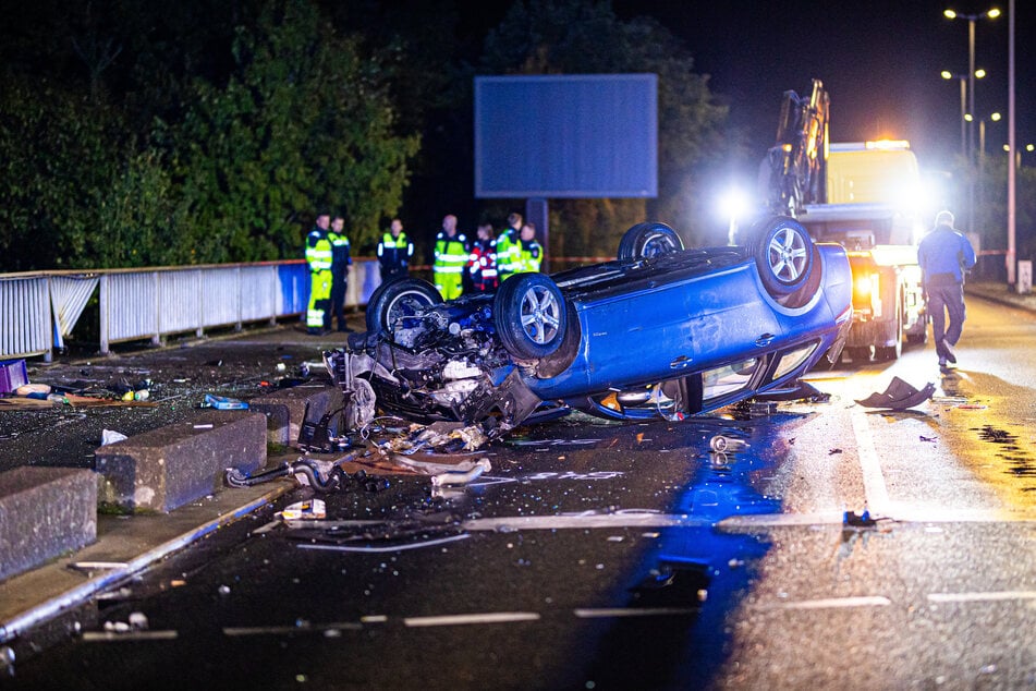 Das verunfallte Auto liegt auf dem Dach auf der Brücke.