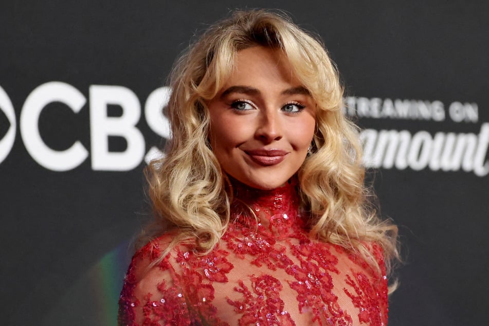 Sabrina Carpenter showed off her comedy chops in the first promo for her upcoming SNL hosting debut.
