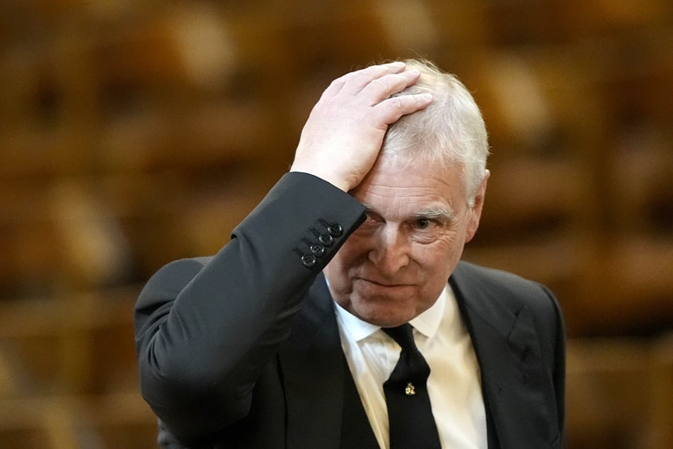 Ex-Prinz Andrew (66) wurde am Mittwochabend von einem vermummten Mann mit einer Waffe bedroht.
