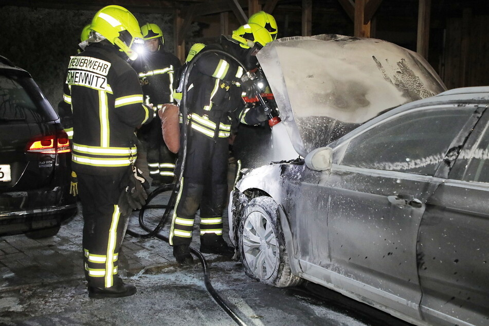 Schon wieder! In Chemnitz brannten in der Nacht auf Freitag zwei Autos am Fuße des Kaßbergs. Offenbar war es Brandstiftung.