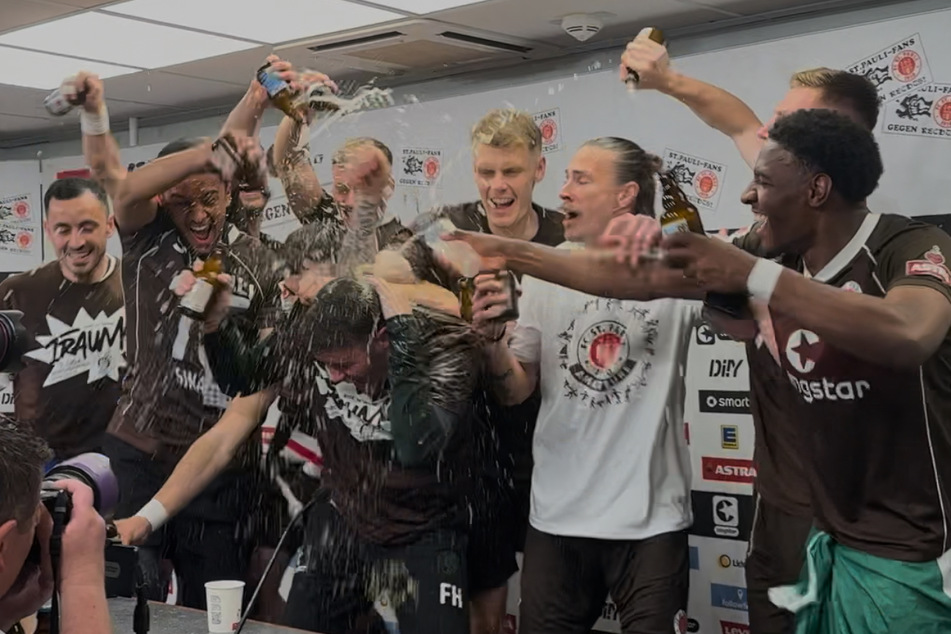 Ausgelassene Stimmung nach der Pressekonferenz: Fabian Hürzeler (31, M.) wird von seiner Mannschaft in Bier geduscht.