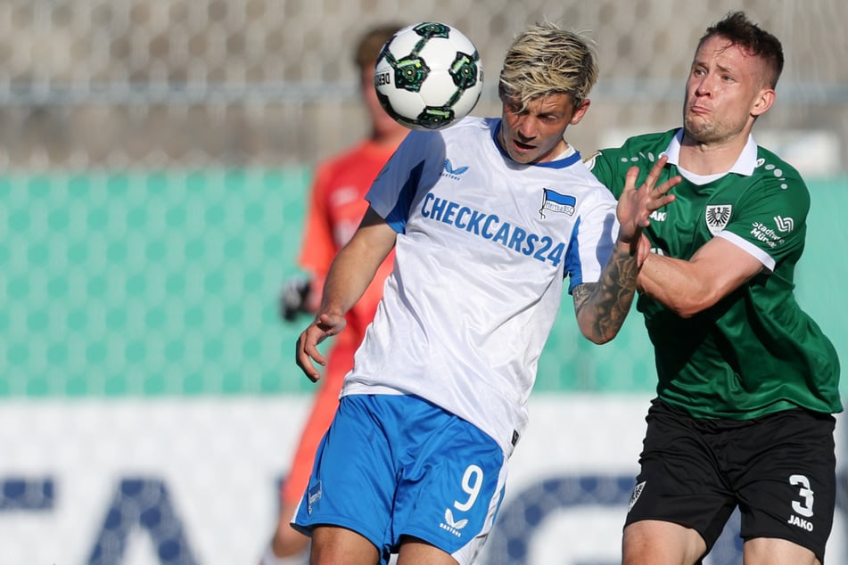 Dawid Kownacki (28, l.) hat kein Glück im Abschluss.