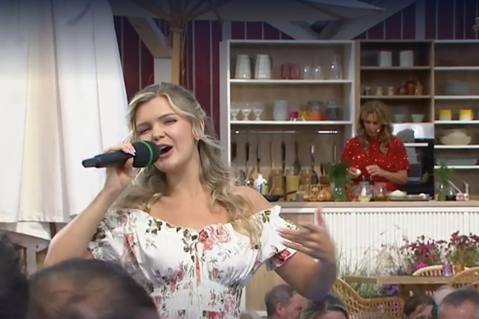 Schlagersängerin Linda Jung (27) sang sich am Sonntag in die Herzen der "Immer wieder sonntags"-Zuschauer.