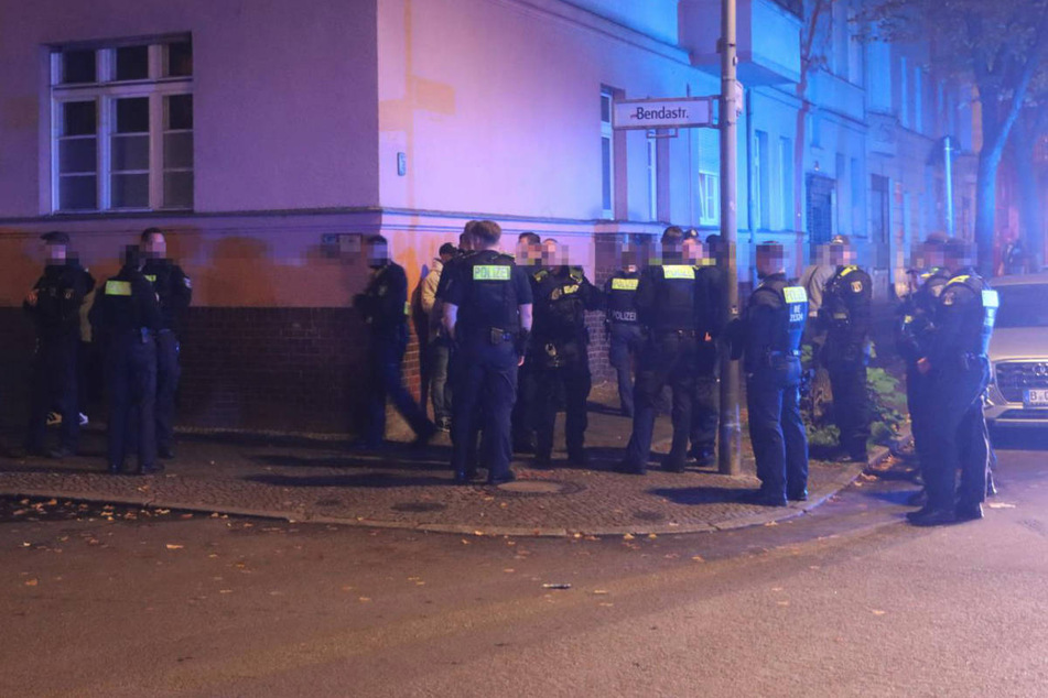 Die Polizei hat die mutmaßlichen Täter an der Bendastraße Ecke Glasower Straße gestellt.