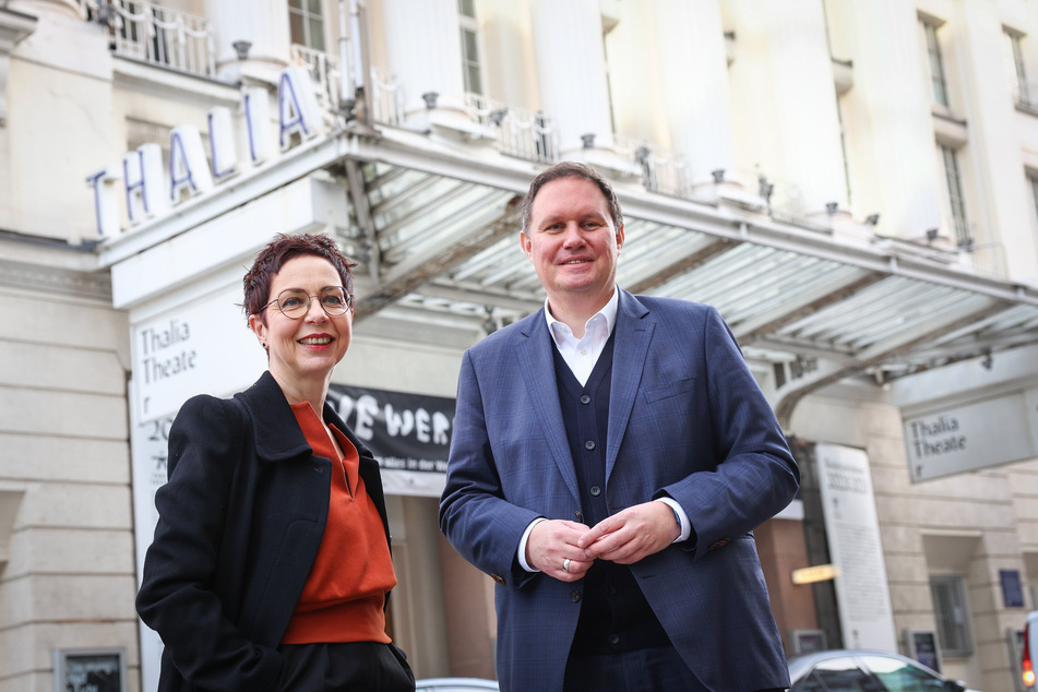 Sonja Anders mit Kultursenator Carsten Brosda (48, SPD) vor dem Thalia Theater, an dem die 57-Jährige ab August 2025 als Intendantin wirken wird.