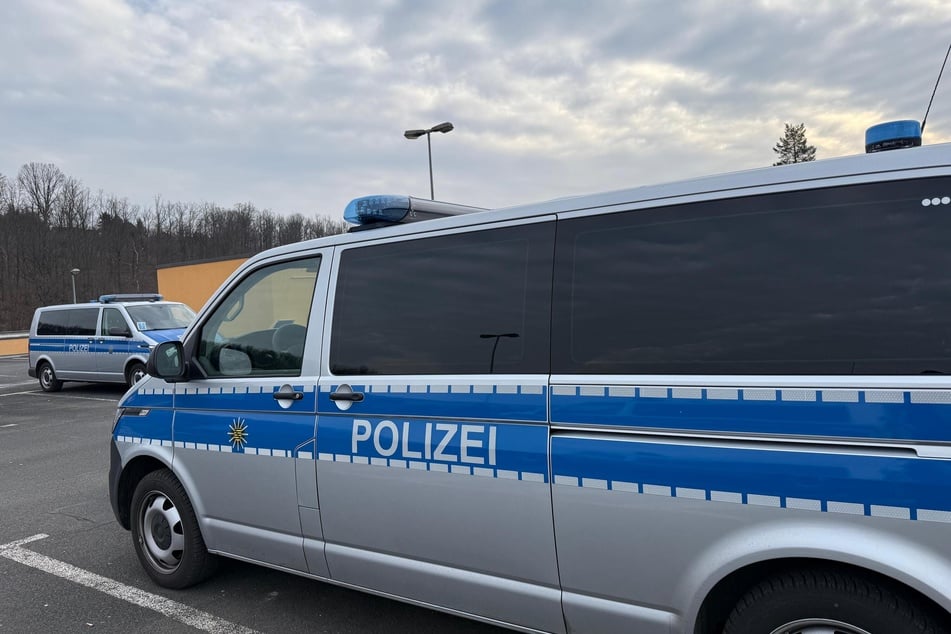 Auf dem Gelände des Freizeitparks sind aktuell lauter Polizisten unterwegs.