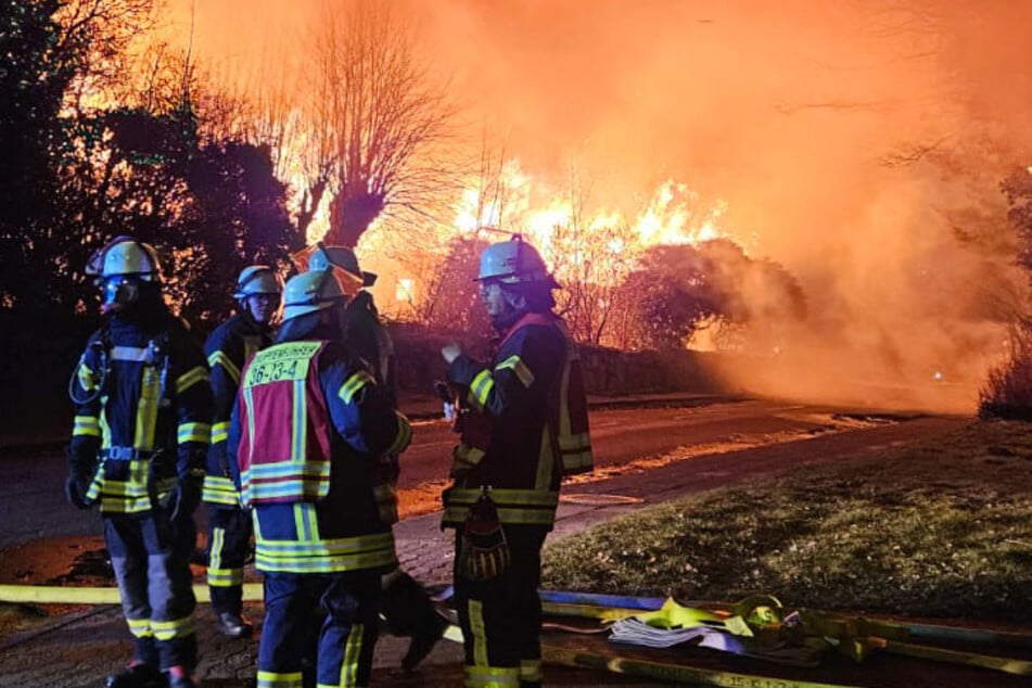 Ein Stall war in Brand geraten, die Flammen hatten auf zwei benachbarte Gebäude übergegriffen.