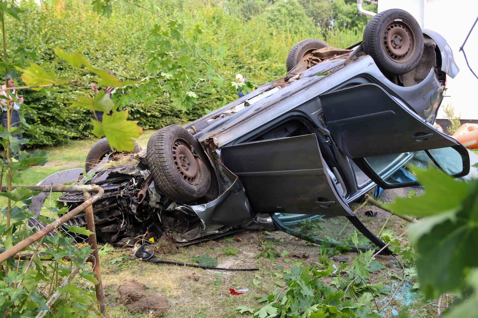 Der VW-Fahrer schaffte es selbst, sich aus dem stark beschädigten Wagen zu befreien.