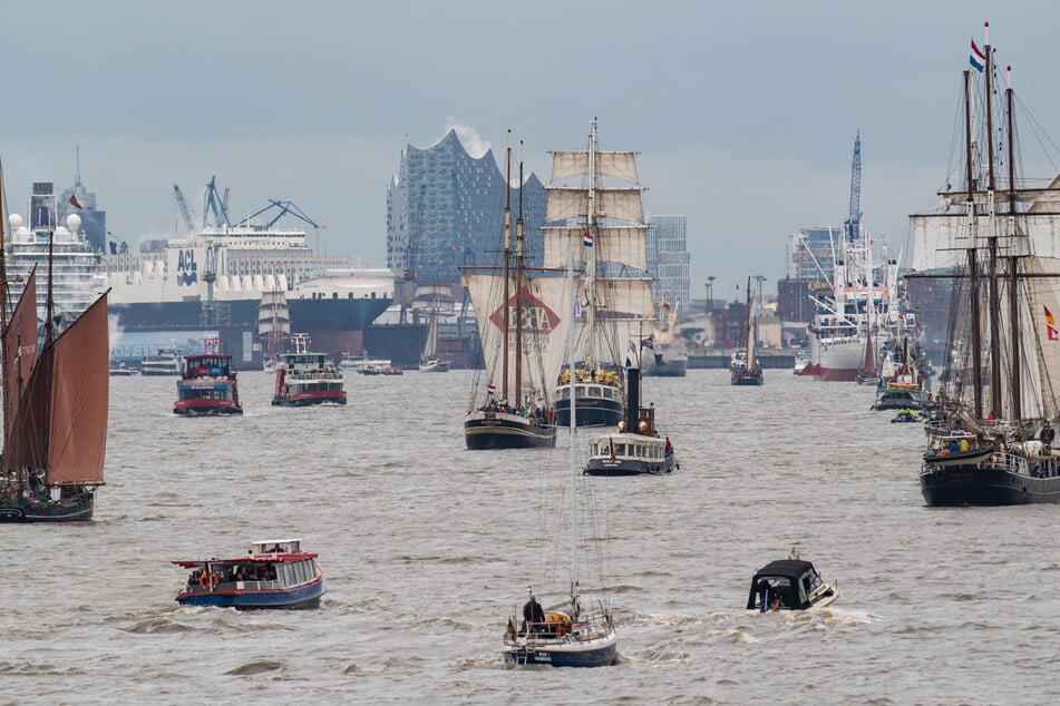 Auf dem Hafengeburtstag sind Schiffe zu sehen, die man sonst nicht zu sehen bekommt. Hier die Einlaufparade im Jahr 2019.