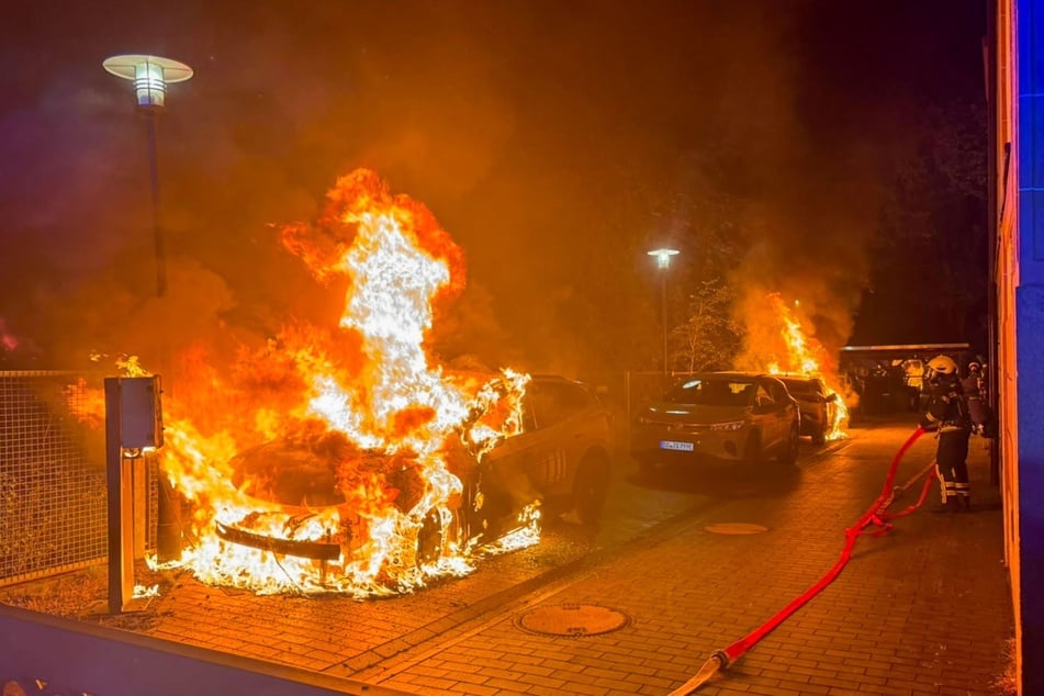 In der Leipziger Südvorstadt hat es in der Nacht zum Samstag erneut gebrannt. Wieder waren E-Autos eines sächsischen Staatsbetriebs betroffen.