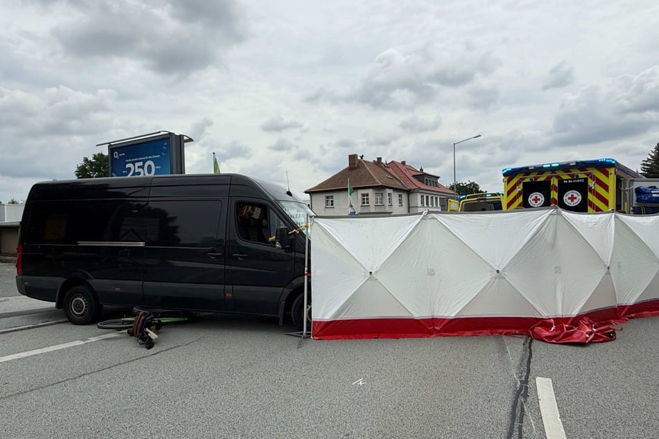 Einsatzkräfte errichteten einen Sichtschutz, um die Rettungsarbeiten zu schützen und Gaffer zu stoppen.