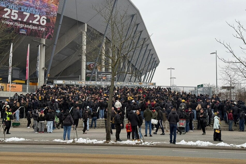 Zwei Stunden vor Anpfiff haben sich schon zahlreiche Dynamo-Anhänger vor den Stadiontoren versammelt.