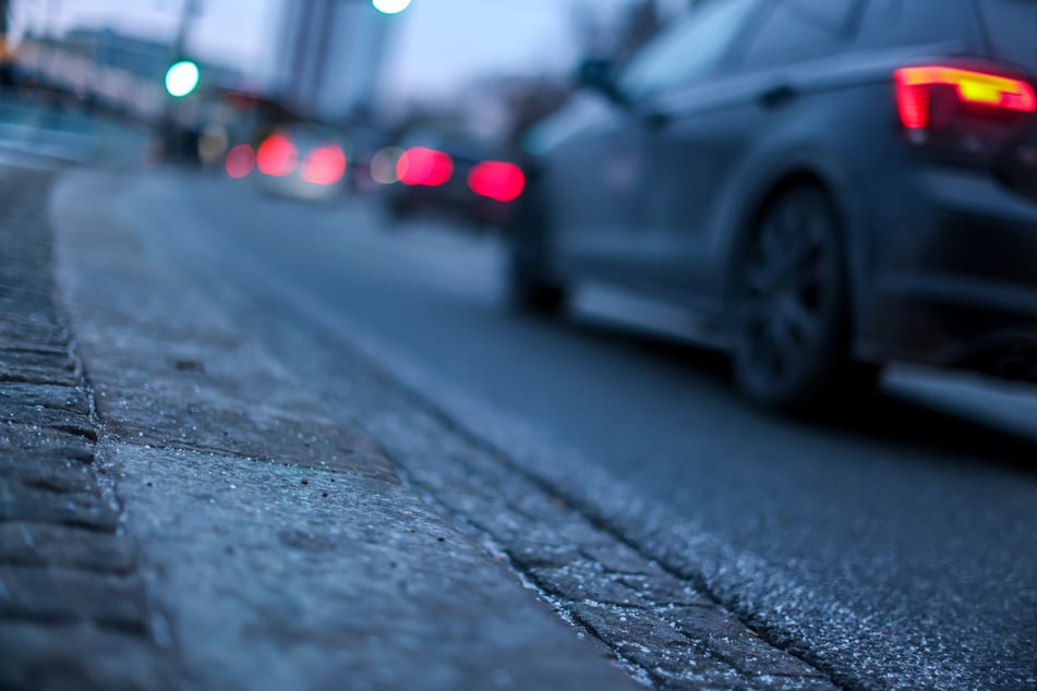 Autofahrer sind zur Vorsicht angehalten. Bis zum Mittwoch besteht in Sachsen, Sachsen-Anhalt und Thüringen Glättegefahr. (Archivbild)