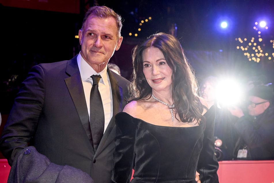 Schauspielerin Iris Berben (75) und ihr Partner Heiko Kiesow (65) bei der Eröffnung der diesjährigen Berlinale.