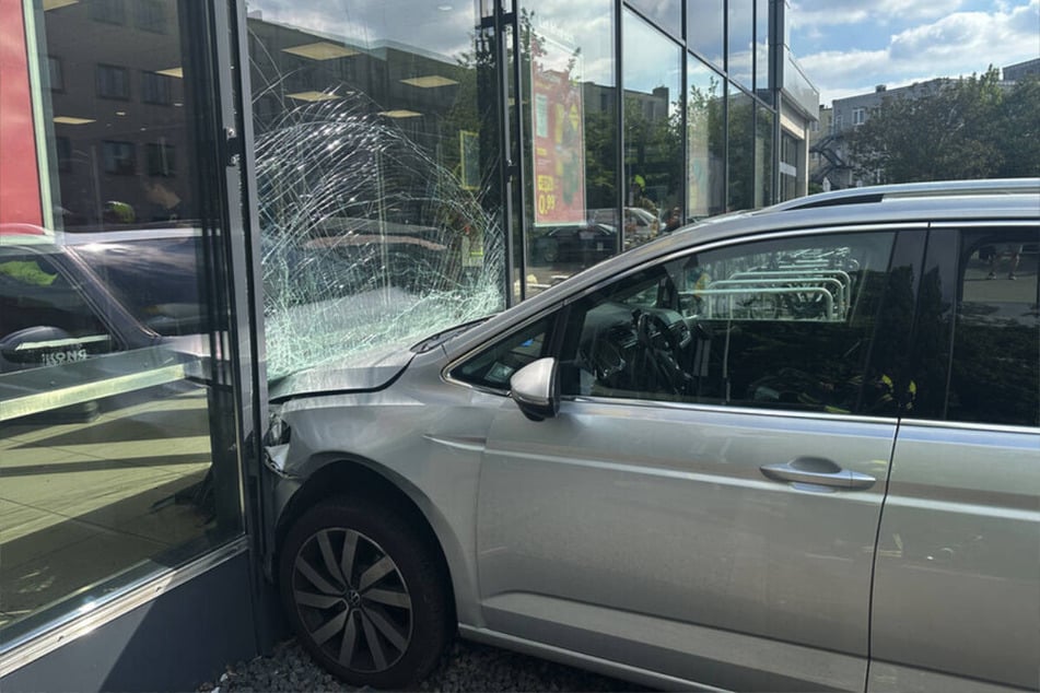 Ein VW ist in die Glasfassade einer Lidl-Filiale in Reinickendorf gekracht.