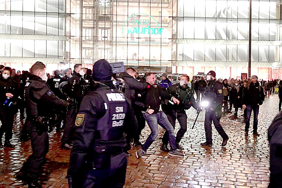 Auf dem Chemnitzer Markt kam es am Montagabend zu Rangeleien zwischen Polizei und den Gegner der Corona-Maßnahmen.
