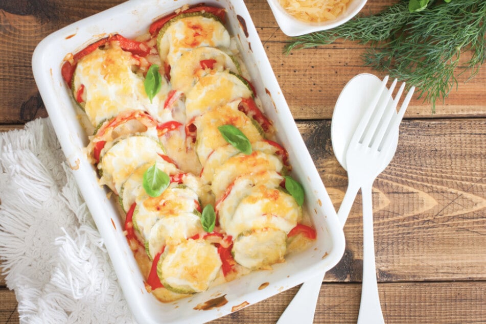 Zucchini-Tomaten-Auflauf mit Mozzarella ist ein schnelles Essen, welches nicht so schwer im Magen liegt.