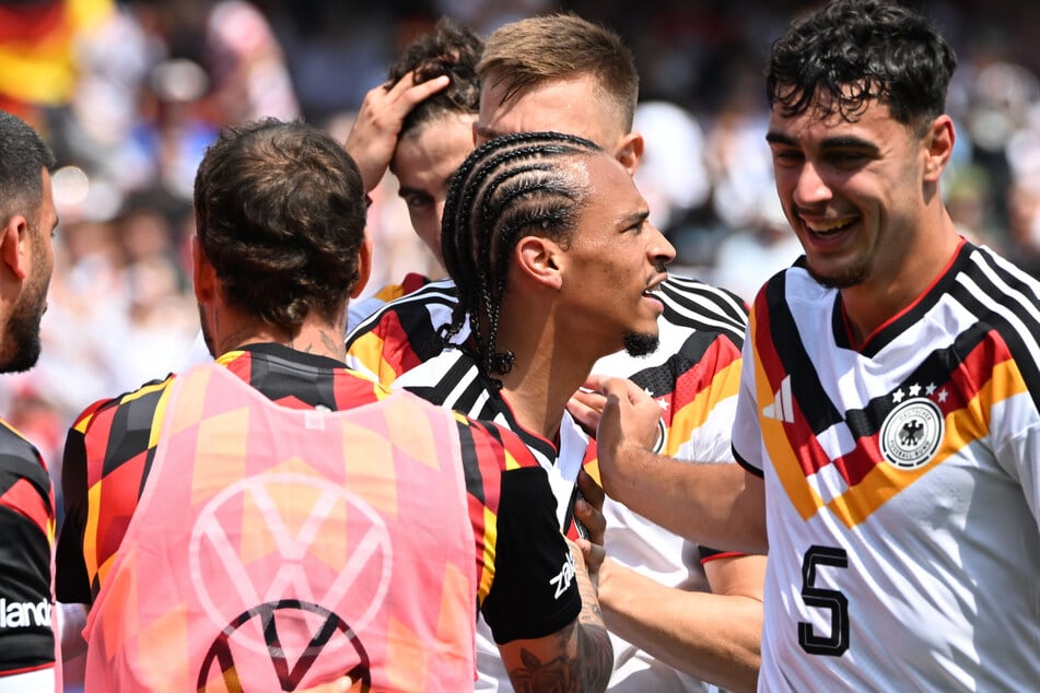 Leroy Sane (30, M.) wird nach seinem 2:1 von den Teamkollegen gefeiert.