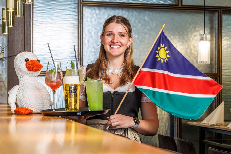Mit der Ente von Schwester Pia und Nationalflagge ist Inka Walter von Namibia nach Dresden gereist.