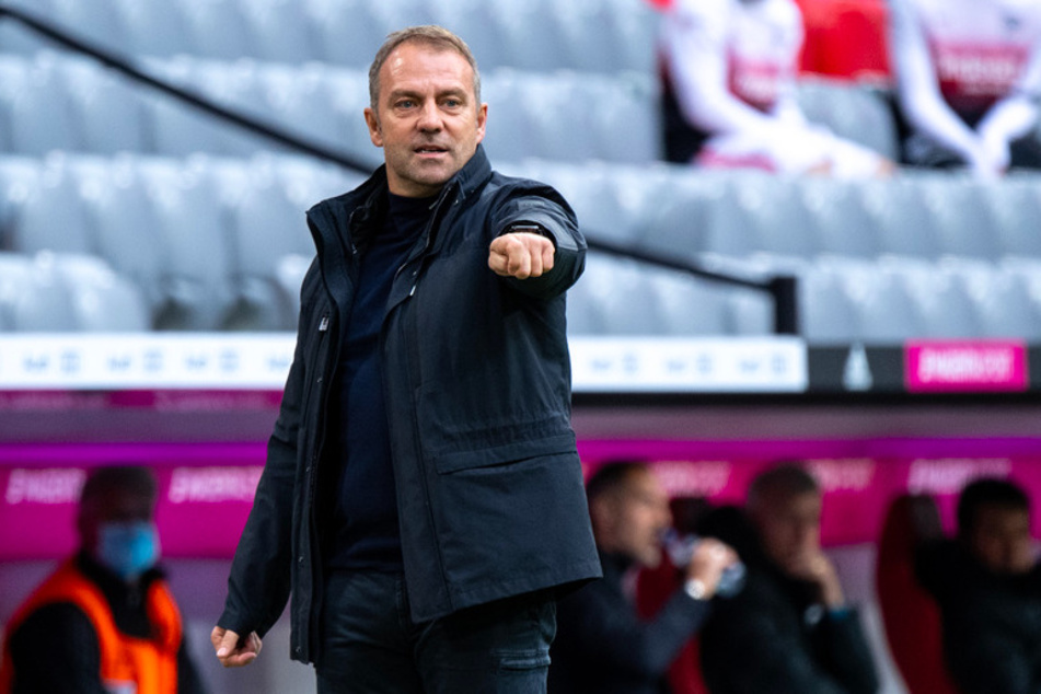 Trainer Hansi Flick (55) vom FC Bayern München gestikuliert am Spielfeldrand.